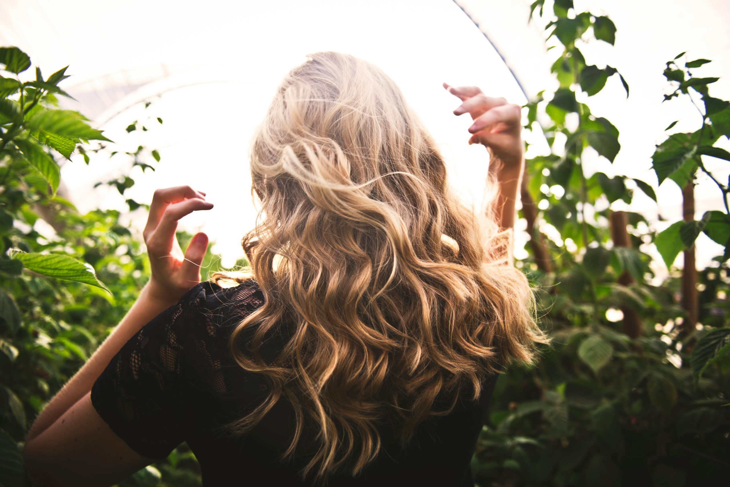 Mejora el brillo y la manejabilidad del cabello.